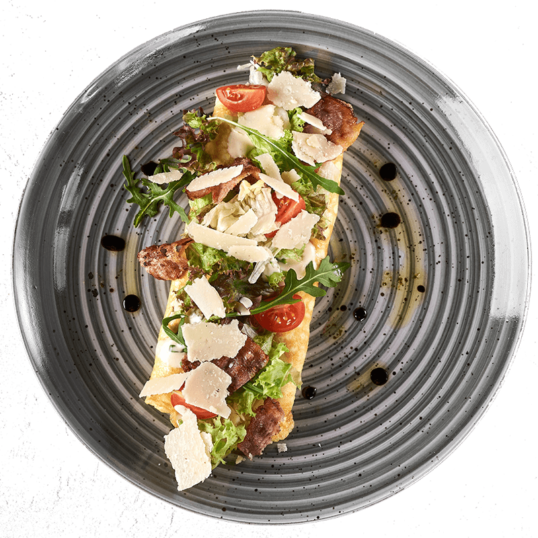 Омлет з печеною куркою та беконом