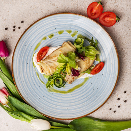 Млинці з курячим пате,  вершковим сиром, сметаною та салатом