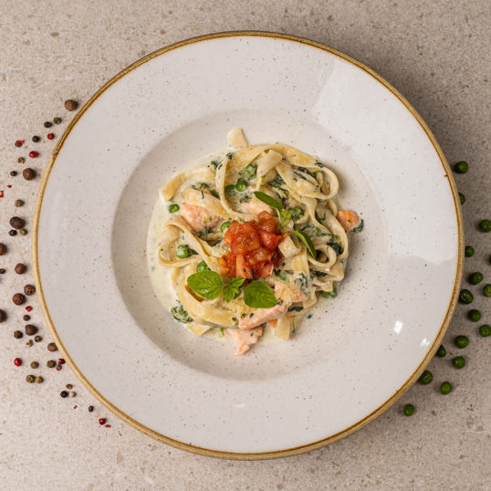 Тальятеле з лососем, шпинатом та зеленим горошком