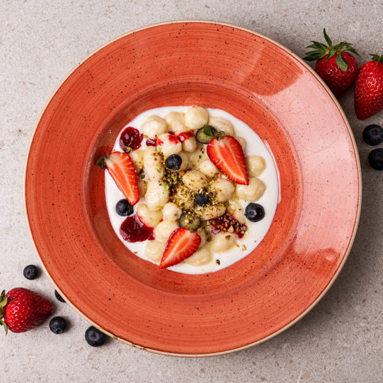 Ліниві вареники з сиру з ягодами та сметаною