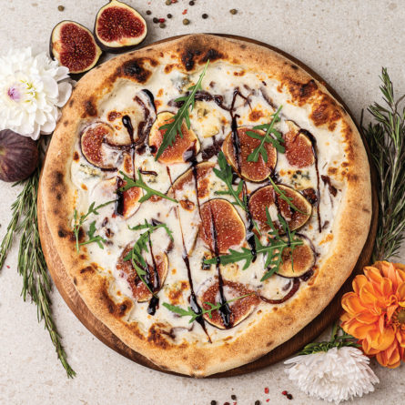 Піца з інжиром, карамелізованою цибулею та сиром горгондзола